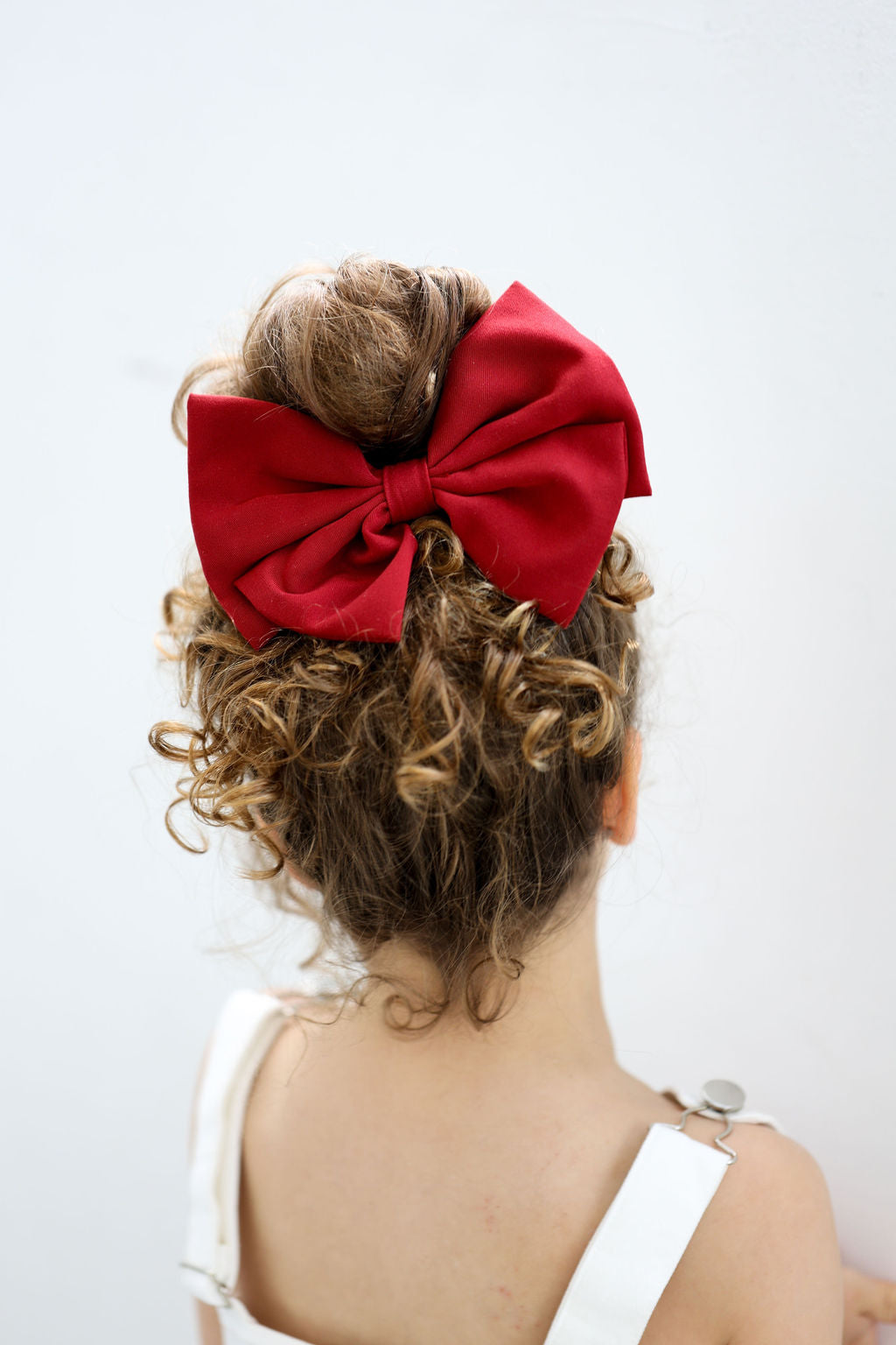 Discover the Alessia Bow in Rosso, a signature piece by Lessi the Label. Crafted for elegance, this extra-large bow makes your little one feel like royalty. Available in multiple colors to complement any style. Enjoy worldwide shipping and 10% off your first order!