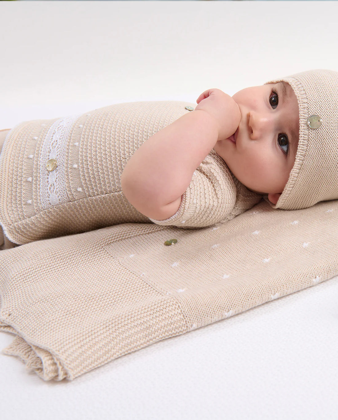 Knit Newborn Shawl in Linen  And White Paz Rodriguez